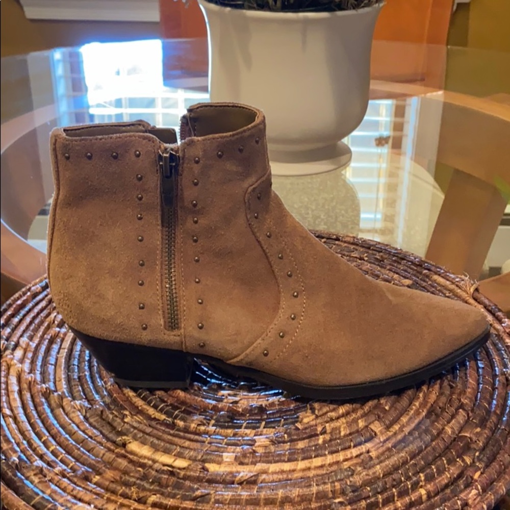 🌻 Marc Fisher tan suede ankle boots